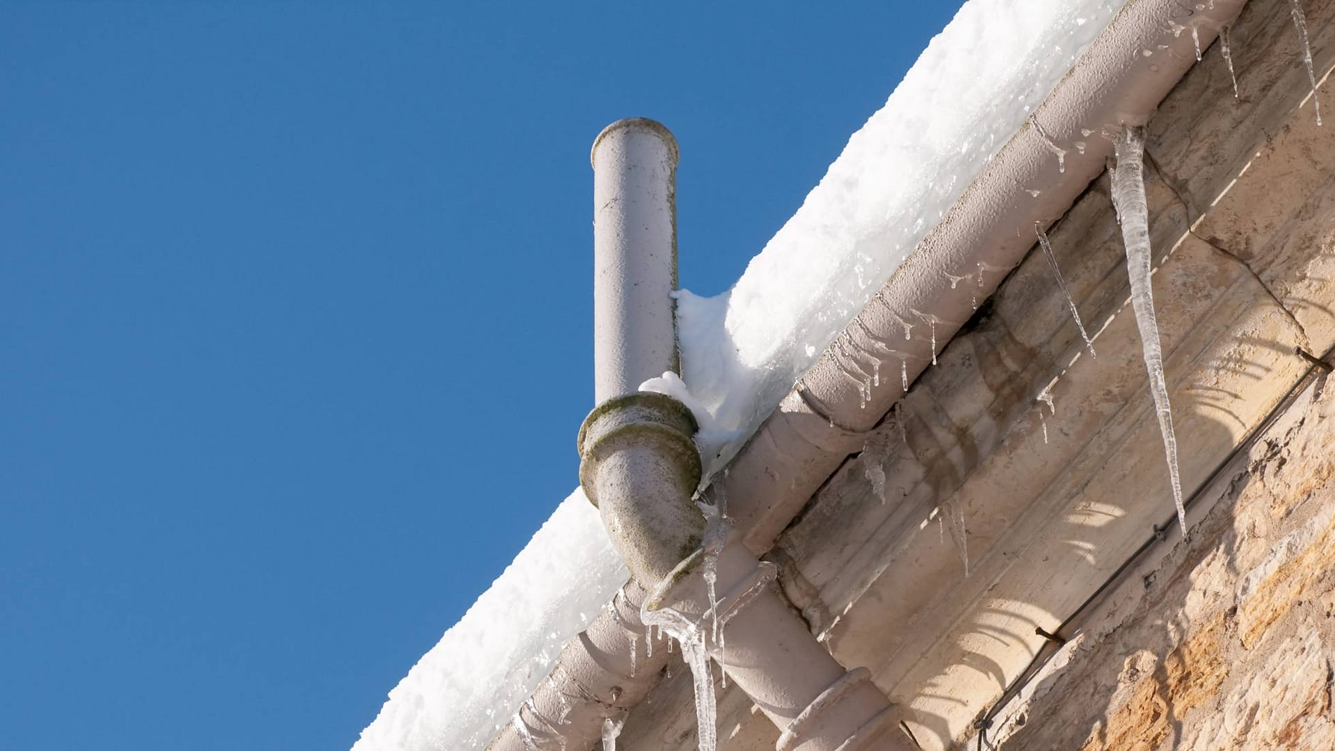 Gutter Cleaning during Winter